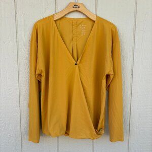 ADAY Thats A Wrap Shirt Women's Medium Yellow V-Neck Convertible Snap Stretch